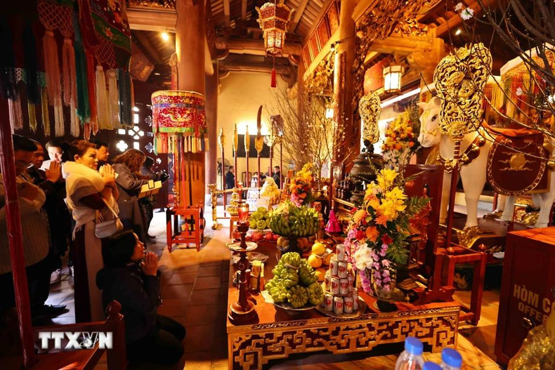 Местные жители посещают храм Батьма, чтобы попросить благословения на здоровье и семейное благополучие. Фото: ВИA Местные жители посещают храм Батьма, чтобы попросить благословения на здоровье и семейное благополучие. Фото: ВИA