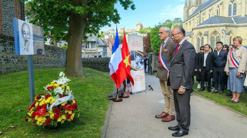 В церемонии приняли участие сотрудники вьетнамских представительств во Франции, представители администрации Сент-Адреса и жители города у мемориальной доски в честь Президента Хо Ши Мина. В церемонии приняли участие сотрудники вьетнамских представительств во Франции, представители администрации Сент-Адреса и жители города у мемориальной доски в честь Президента Хо Ши Мина.