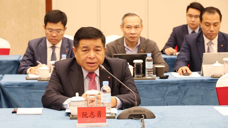 Вице-премьер Нгуен Тьи Зунг на рабочей встрече с руководителями Комиссии по развитию и реформам провинции Гуандун.