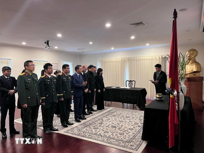 Посол Вьетнама в Австралии Фам Хунг Там воскуряет благовония в знак памяти о бывшем Президенте. Фото: ВИА Посол Вьетнама в Австралии Фам Хунг Там воскуряет благовония в знак памяти о бывшем Президенте. Фото: ВИА