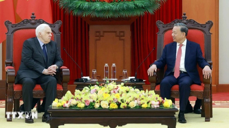 Генеральный секретарь ЦК КПВ То Лам принимает г-на Фредерика Смита. Фото: ВИА