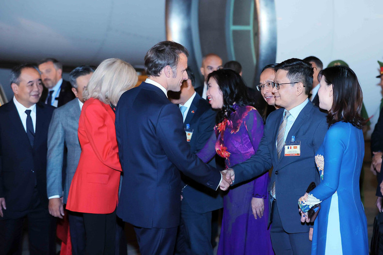 Президент Франции Эмманюэль Макрон и его супруга прибыли в Ханой, начав государственный визит во Вьетнам. Фото: ВИА