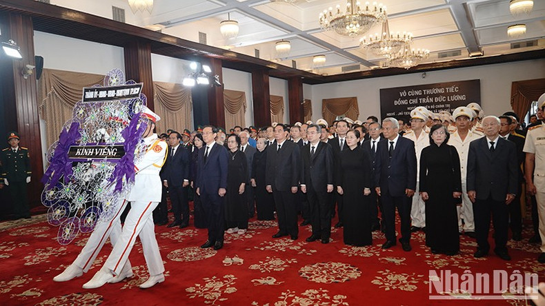 Делегация Парткома, Народного совета, Народного комитета, Комитета Отечественного фронта города Хошимина чтит память товарища Чан Дык Лыонга. Делегация Парткома, Народного совета, Народного комитета, Комитета Отечественного фронта города Хошимина чтит память товарища Чан Дык Лыонга.