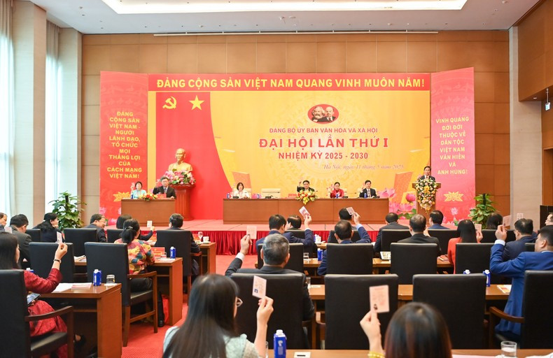 Делегаты голосуют за принятие резолюции. Фото: Зюи Линь Делегаты голосуют за принятие резолюции. Фото: Зюи Линь