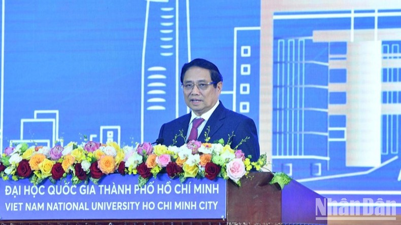 Премьер-министр Фам Минь Тьинь выступает с речью. Фото: Тхань Жанг Премьер-министр Фам Минь Тьинь выступает с речью. Фото: Тхань Жанг