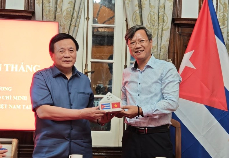 Посол Ле Куанг Лонг вручает памятный подарок товарищу Нгуен Суан Тхангу. Фото: Посольство Вьетнама на Кубе Посол Ле Куанг Лонг вручает памятный подарок товарищу Нгуен Суан Тхангу. Фото: Посольство Вьетнама на Кубе