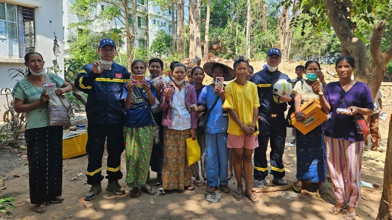 Люди получают продовольственную помощь от офицеров и сотрудников Министерства общественной безопасности Вьетнама. Люди получают продовольственную помощь от офицеров и сотрудников Министерства общественной безопасности Вьетнама.