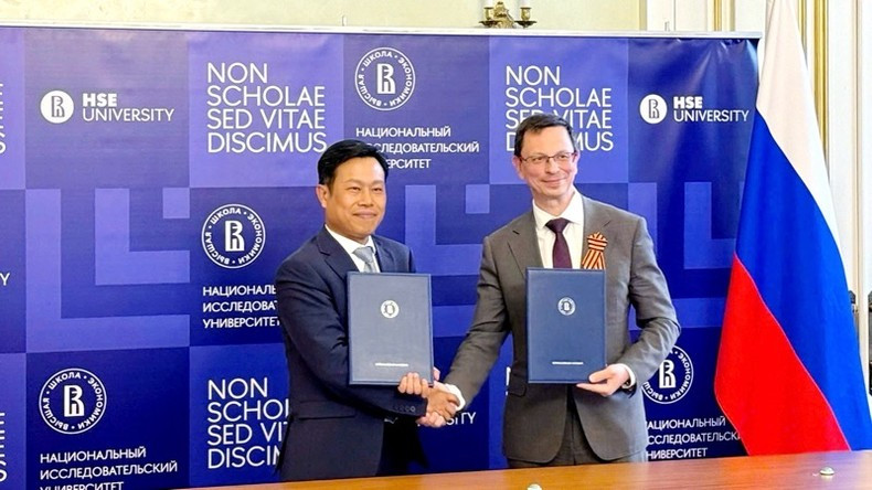 Директор Ханойского государственного университета Ле Куан и ректор Национального исследовательского университета «Высшая школа экономики» Никита Юрьевич Анисимов подписывают соглашение о сотрудничестве. Фото: ХГУ