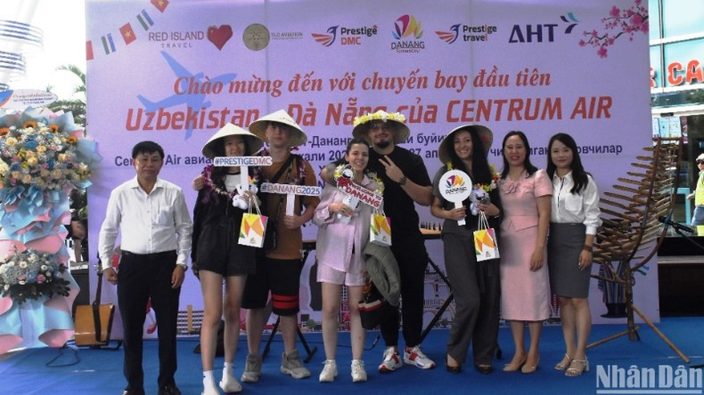 Торжественная церемония встречи пассажиров первого рейса из Ташкента. Фото: Ань Дао