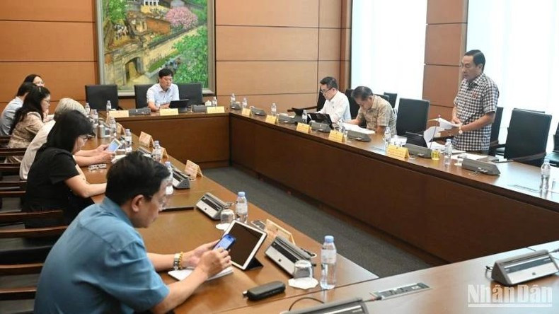 Депутаты НС работают в группах. Фото: Буй Жанг Депутаты НС работают в группах. Фото: Буй Жанг