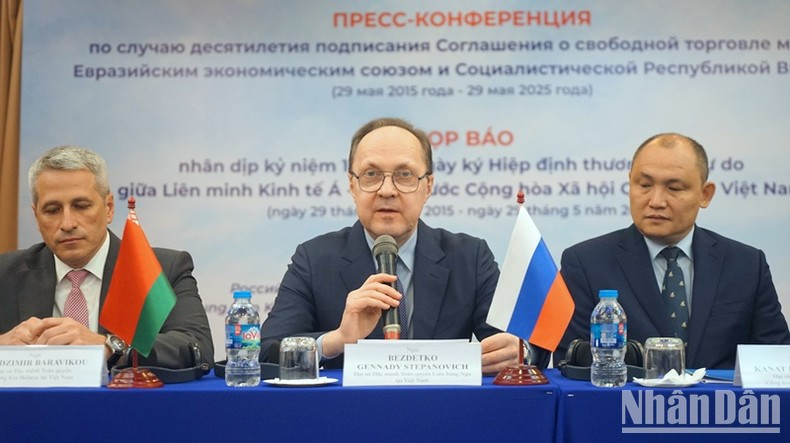 Посол России во Вьетнаме Геннадий Бездетко (в центре) выступает с речью. Фото: Чунг Хынг Посол России во Вьетнаме Геннадий Бездетко (в центре) выступает с речью. Фото: Чунг Хынг