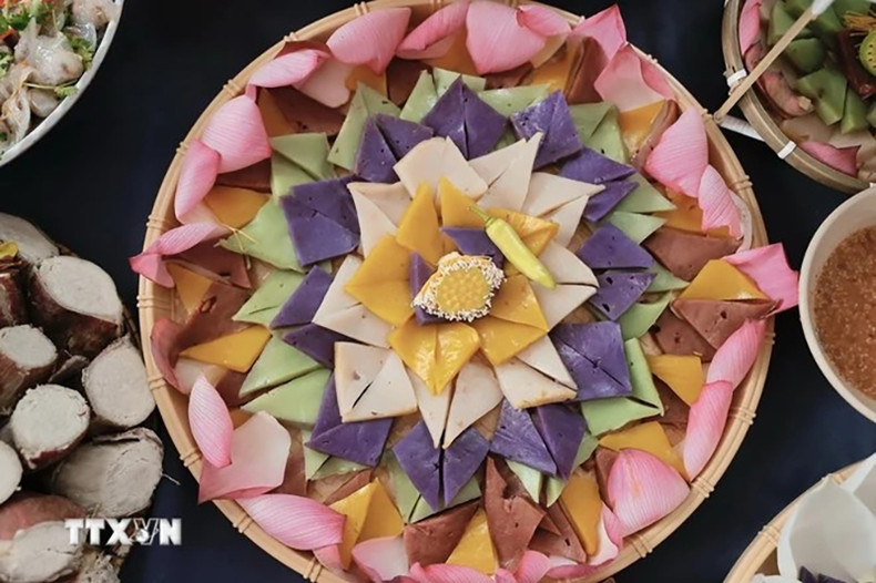 Разнообразные вегетарианские блюда, представленые на фестивале вегетарианской еды в рамках фестиваля Хюэ 2024 года. Фото: Минь Кует/ВИА Разнообразные вегетарианские блюда, представленые на фестивале вегетарианской еды в рамках фестиваля Хюэ 2024 года. Фото: Минь Кует/ВИА