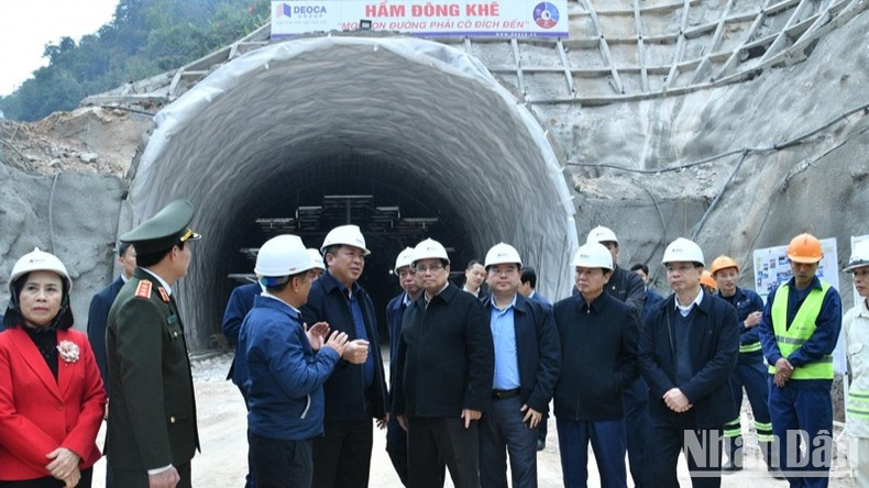 Премьер-министр Фам Минь Тьинь осматривает строительную площадку туннеля Донгкхэ. Фото: Тхань Жанг