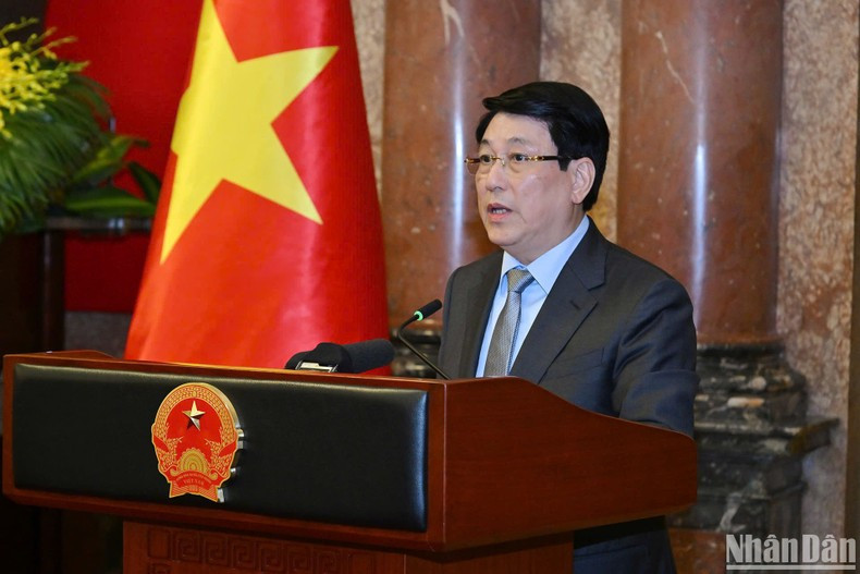 Президент Лыонг Кыонг выступает на встрече.