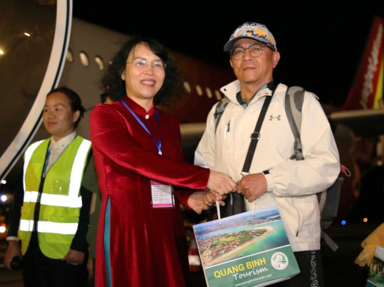 Директор Департамента культуры, спорта и туризма провинции Куангбинь Нгуен Тхи Бить Тхюи вручает пассажирам подарки. Директор Департамента культуры, спорта и туризма провинции Куангбинь Нгуен Тхи Бить Тхюи вручает пассажирам подарки.