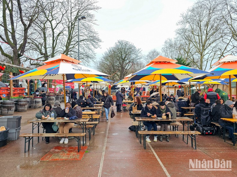 Несмотря на неблагоприятные погодные условия, Азиатский фестиваль уличной еды 2025 года привлек большое количество местных жителей и друзей со всего мира. Фото: Кхай Хоан