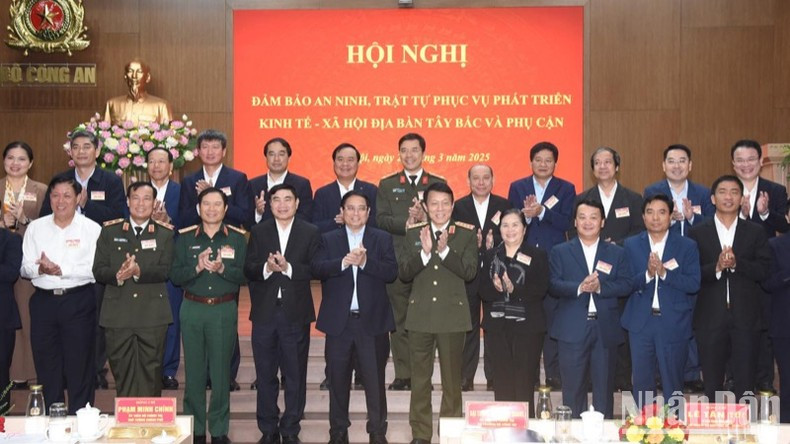 Премьер-министр Фам Минь Тьинь и другие руководители на конференции. Фото: Чан Хай Премьер-министр Фам Минь Тьинь и другие руководители на конференции. Фото: Чан Хай