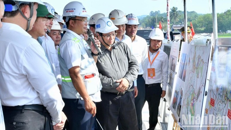 Премьер-министр Фам Минь Тьинь дал указания по реализации проекта кольцевой дороги №3 в городе Хошимине. Фото: Тхань Жанг