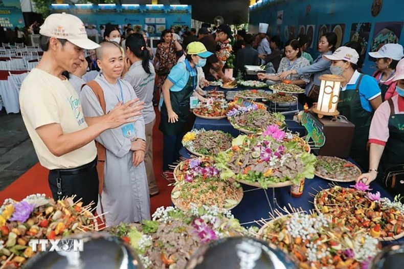 Посетители фестиваля вегетарианской кухни в рамках фестиваля Хюэ 2024 года. Фото: Минь Кует/ВИА Посетители фестиваля вегетарианской кухни в рамках фестиваля Хюэ 2024 года. Фото: Минь Кует/ВИА