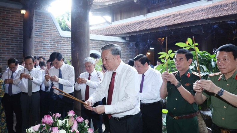 Генеральный секретарь ЦК КПВ То Лам и делегация воскуряют благовония в храме Тюнгшон. Фото: ВИА Генеральный секретарь ЦК КПВ То Лам и делегация воскуряют благовония в храме Тюнгшон. Фото: ВИА