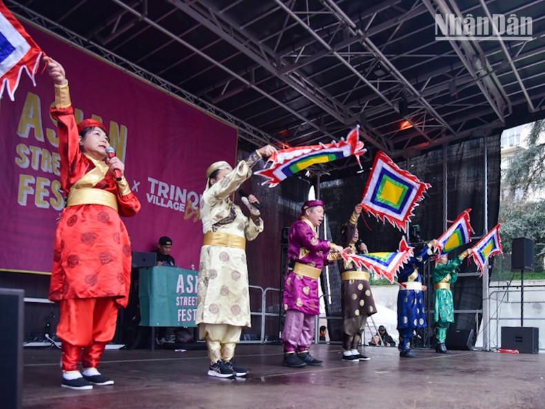 Песня выражает национальную гордость артистов музыкального клуба вьетнамцев. Фото: Минь Зюи