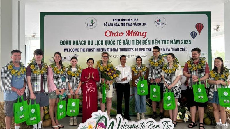 Руководители Департамента культуры, спорта и туризма провинции Бенче вручают подарки делегации иностранных туристов. Фото: Хоанг Чунг