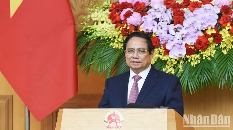 Премьер-министр Фам Минь Тьинь выступает на заседании. Фото: Чан Хай