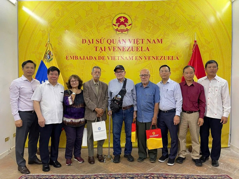 Делегация фотографируется с бывшими партизанами Каракаса и людьми, которые любят Вьетнам. Фото: Посольство Вьетнама в Венесуэле Делегация фотографируется с бывшими партизанами Каракаса и людьми, которые любят Вьетнам. Фото: Посольство Вьетнама в Венесуэле