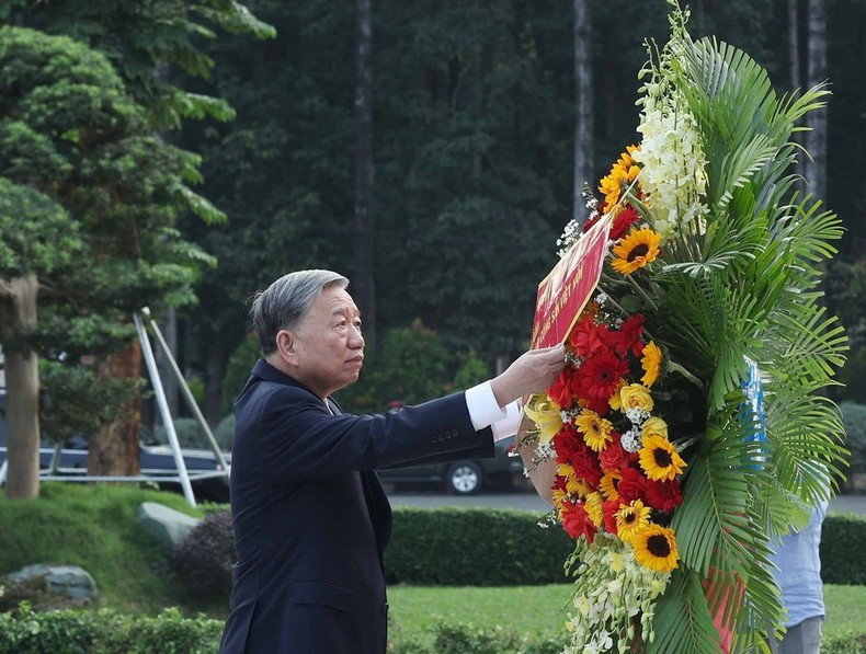 Генеральный секретарь ЦК КПВ То Лам возлагает цветы и воскуряет благовония в память о Президенте Хо Ши Мине. Фото: ВИА Генеральный секретарь ЦК КПВ То Лам возлагает цветы и воскуряет благовония в память о Президенте Хо Ши Мине. Фото: ВИА
