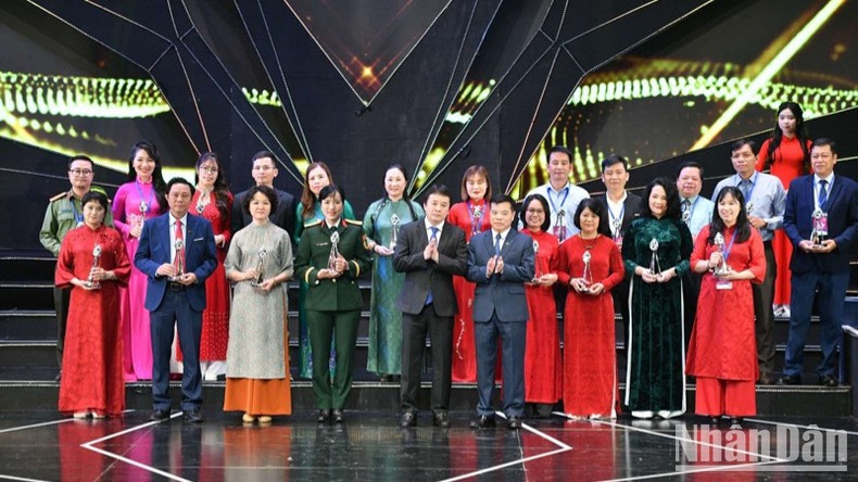 Чествование авторов, удостоенных серебряных призов. Фото: Тхань Жанг