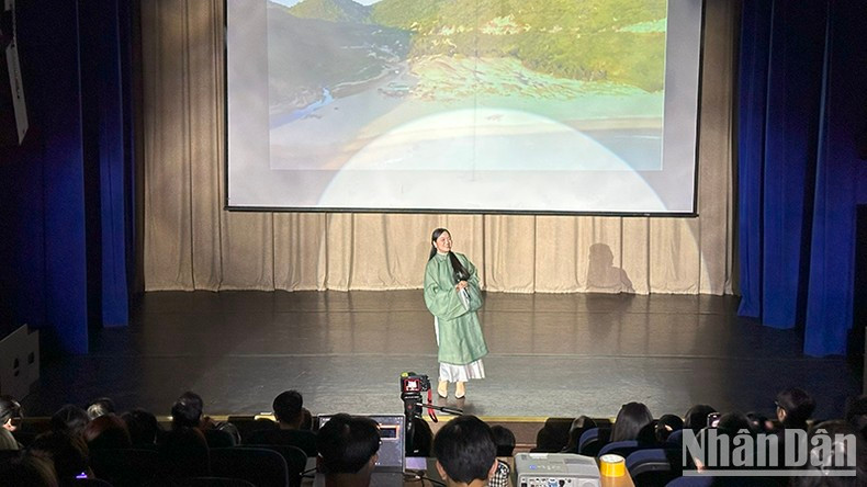 Художественное выступление студентов РУДН. Фото: Тхюи Ван Художественное выступление студентов РУДН. Фото: Тхюи Ван