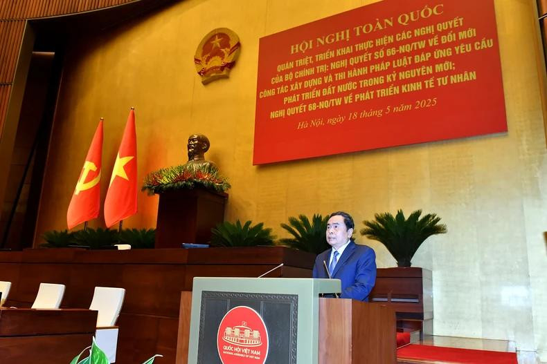 Председатель Национального собрания Чан Тхань Ман представляет тематический доклад.