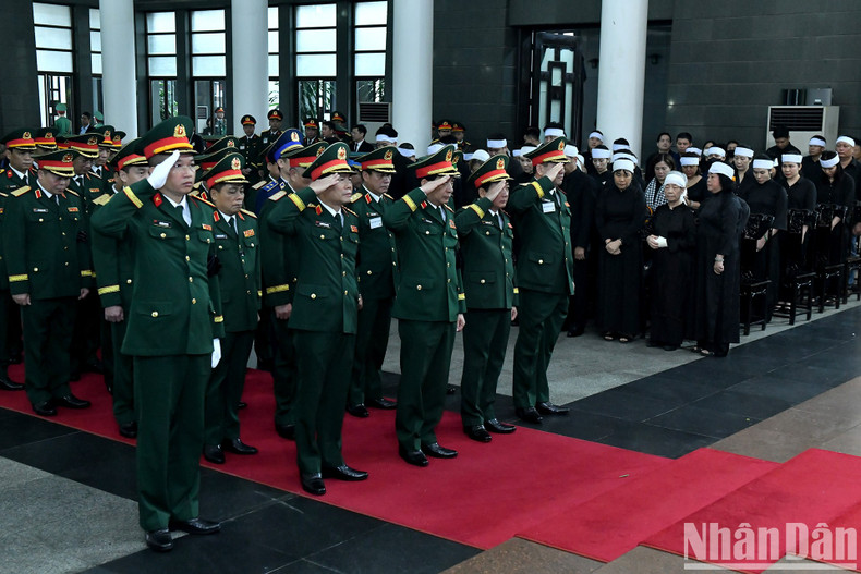 Делегация Центрального военного комитета, Министерства обороны во главе с членом Политбюро, заместителем секретаря Центрального военного комитета, Министром обороны генералом армии Фан Ван Жангом чтит память товарища Чан Дык Лыонга. Делегация Центрального военного комитета, Министерства обороны во главе с членом Политбюро, заместителем секретаря Центрального военного комитета, Министром обороны генералом армии Фан Ван Жангом чтит память товарища Чан Дык Лыонга.