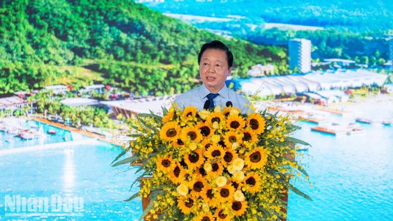 Вице-премьер Чан Хонг Ха выступает с директивной речью. Вице-премьер Чан Хонг Ха выступает с директивной речью.