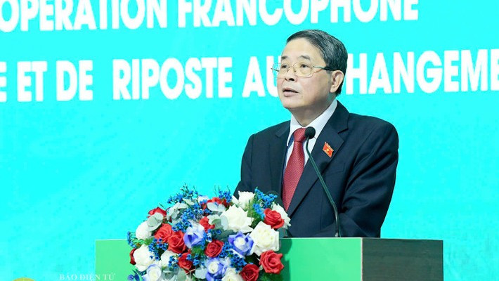 Заместитель председателя НС Нгуен Дык Хай выступает на форуме. Фото: Газета «Дайбиеу нянзан» Заместитель председателя НС Нгуен Дык Хай выступает на форуме. Фото: Газета «Дайбиеу нянзан»