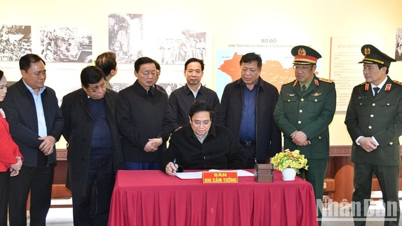 Премьер-министр Фам Минь Тьинь оставляет запись в гостевой книге в мемориальном доме Президента Хо Ши Мина. Фото: Тхань Жанг