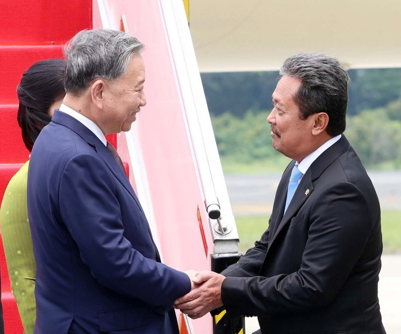 Официальные лица Индонезии приветствуют Генерального секретаря ЦК КПВ То Лама и его супругу в международном аэропорту имени Халима Перданакусумы в Джакарте. Фото: ВИА Официальные лица Индонезии приветствуют Генерального секретаря ЦК КПВ То Лама и его супругу в международном аэропорту имени Халима Перданакусумы в Джакарте. Фото: ВИА