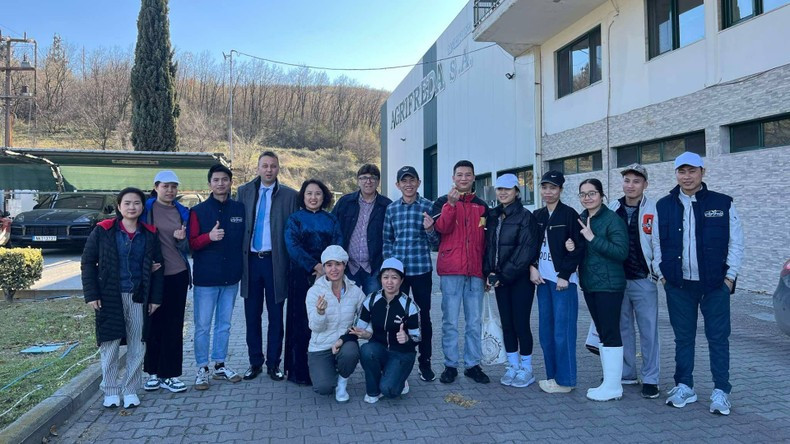 Посол Фам Тхи Тху Хыонг (пятая слева) на встрече с вьетнамскими рабочими в регионе Пелла. Фото: Посольство Вьетнама в Греции Посол Фам Тхи Тху Хыонг (пятая слева) на встрече с вьетнамскими рабочими в регионе Пелла. Фото: Посольство Вьетнама в Греции