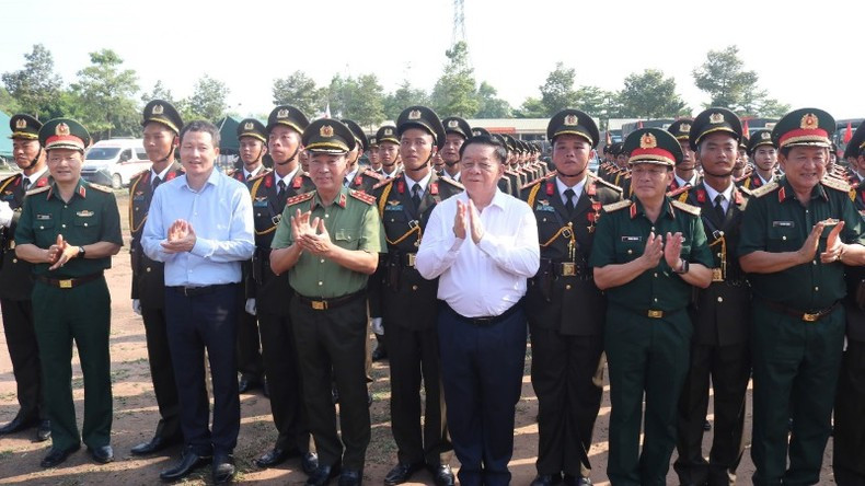 Товарищ Нгуен Чонг Нгиа вместе с руководителями Министерства общественной безопасности, Министерства обороны и провинции Донгнай поощряет офицеров и сотрудников сил народной общественной безопасности в полку мобильной полиции Юго-Восточного региона.