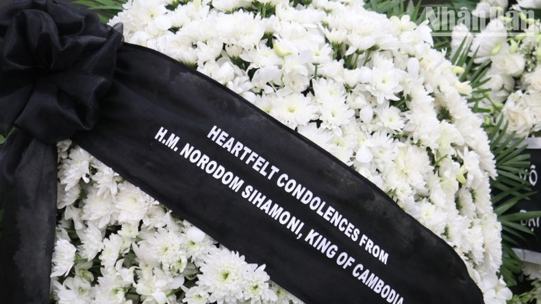 Король Камбоджи Нородом Сиамони направил венок. Король Камбоджи Нородом Сиамони направил венок.