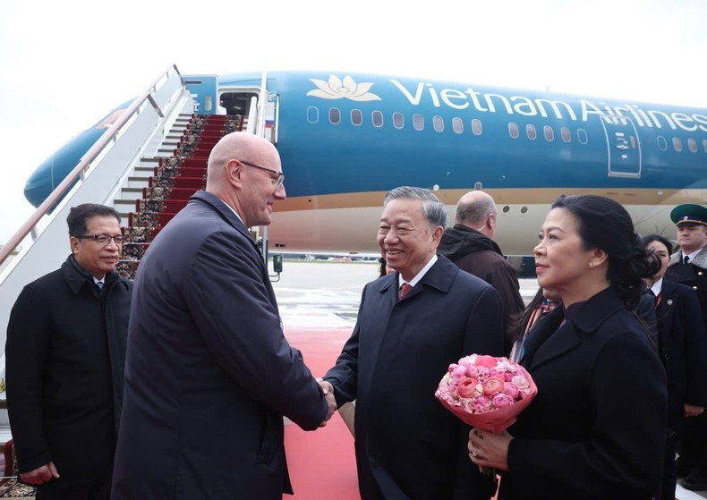 В аэропорту Внуково-2 в Москве Генерального секретаря ЦК КПВ То Лама и его супругу провожает Заместитель председателя Правительства Российской Федерации Дмитрий Чернышенко. Фото: ВИА