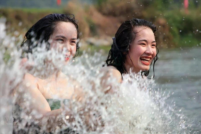 Для местных жителей мытье волос и купание в ручьях также является ритуалом, чтобы смыть с себя несчастье и помолиться о здоровье и мире. Фото: ВИA Для местных жителей мытье волос и купание в ручьях также является ритуалом, чтобы смыть с себя несчастье и помолиться о здоровье и мире. Фото: ВИA