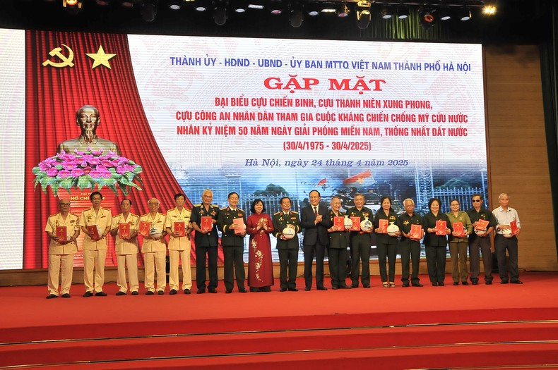 Руководители Ханоя вручают подарки тем, кто участвовал в войне сопротивления против американских агрессоров.