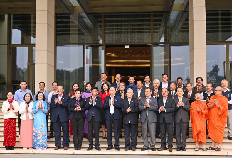 Председатель НС Чан Тхань Ман и делегаты. Фото: Зюи Линь Председатель НС Чан Тхань Ман и делегаты. Фото: Зюи Линь