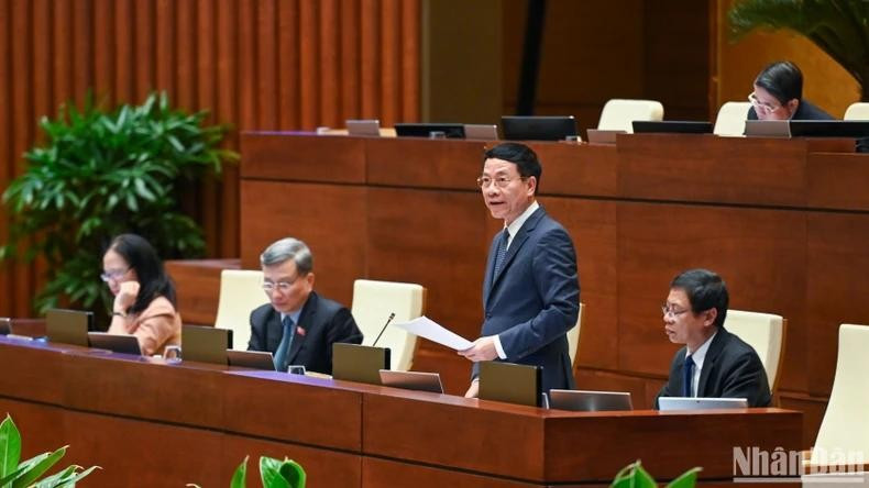 Министр науки и технологий Нгуен Мань Хунг разъясняет вопросы, поднятые депутатами Национального собрания. Фото: Буй Жанг Министр науки и технологий Нгуен Мань Хунг разъясняет вопросы, поднятые депутатами Национального собрания. Фото: Буй Жанг