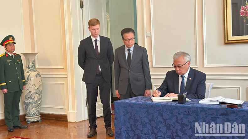 Заместитель председателя Комитета Совета Федерации по международным делам Жамсуев Баир Баясхаланович оставляет запись в траурной книге. Заместитель председателя Комитета Совета Федерации по международным делам Жамсуев Баир Баясхаланович оставляет запись в траурной книге.