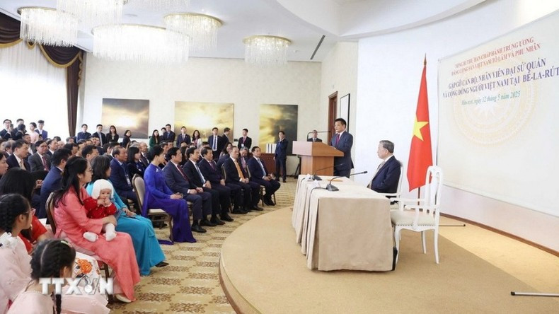 Генеральный секретарь ЦК КПВ То Лам общается с сотрудниками Посольства и представителями вьетнамской общины в Беларуси. Фото: ВИА Генеральный секретарь ЦК КПВ То Лам общается с сотрудниками Посольства и представителями вьетнамской общины в Беларуси. Фото: ВИА