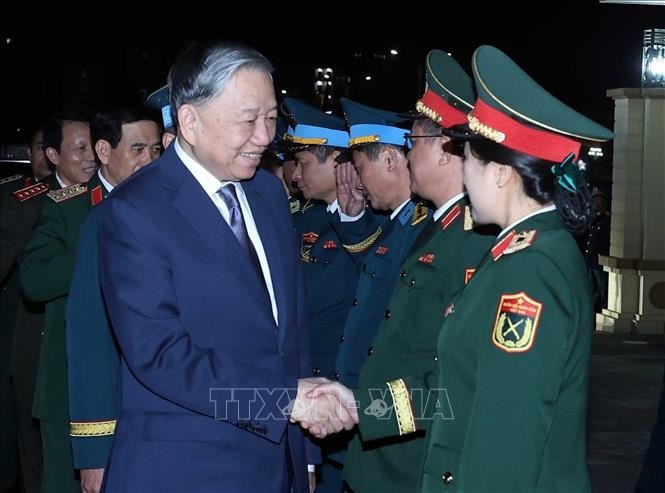 Генеральный секретарь ЦК КПВ То Лам посещает Командный центр ПВО – ВВС. Фото: ВИА Генеральный секретарь ЦК КПВ То Лам посещает Командный центр ПВО – ВВС. Фото: ВИА