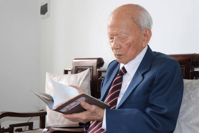 Генерал-майор Хюинь Дак Хыонг вспоминает встречу с генералом, главнокомандующим Кхамтаем Сипхандоном. Фото: ВИА Генерал-майор Хюинь Дак Хыонг вспоминает встречу с генералом, главнокомандующим Кхамтаем Сипхандоном. Фото: ВИА