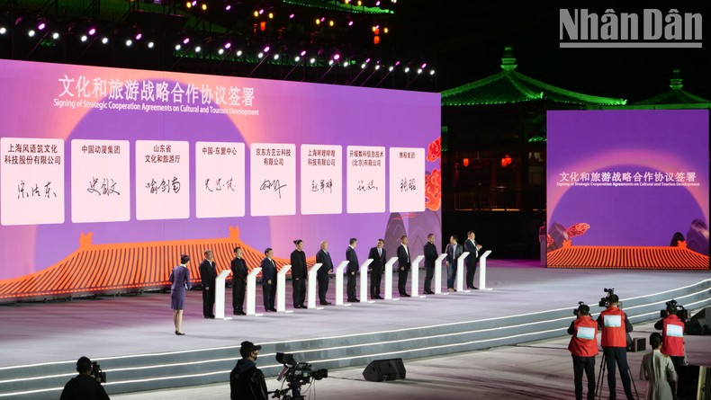 Подписание стратегического соглашения о сотрудничестве в сфере культуры и туризма на церемонии открытия. Подписание стратегического соглашения о сотрудничестве в сфере культуры и туризма на церемонии открытия.